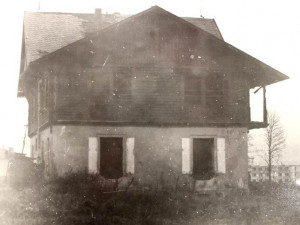 Vila při demolici na konci šedesátých let. Foto: ostasov.eu