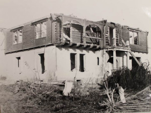 Vila při demolici na konci šedesátých let. Foto: ostasov.eu