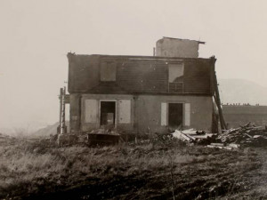 Vila při demolici na konci šedesátých let. Foto: ostasov.eu