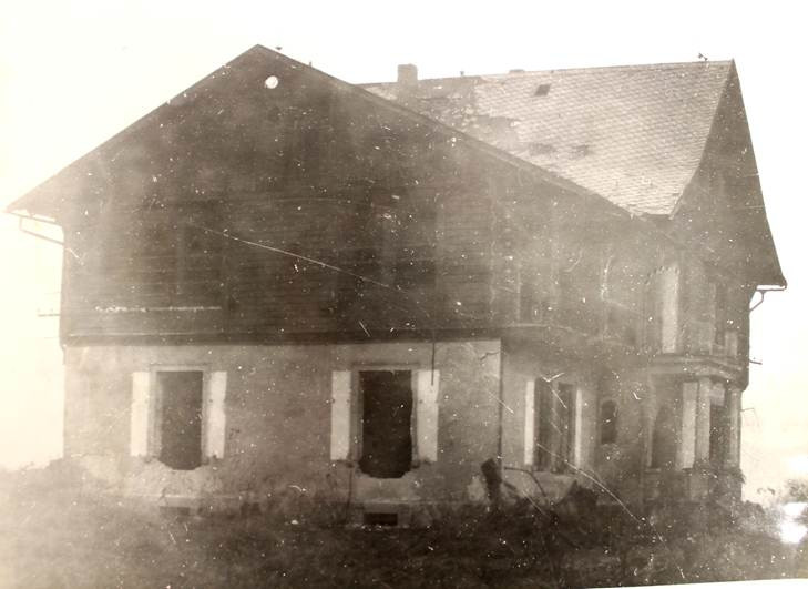 Vila při demolici na konci šedesátých let. Foto: ostasov.eu