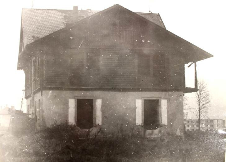 Vila při demolici na konci šedesátých let. Foto: ostasov.eu