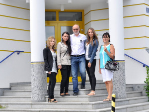 Před rakouskou centrálou společnosti HappyFoto