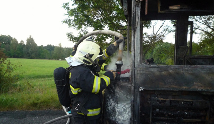 Požár autobusu. Foto: HZS LK