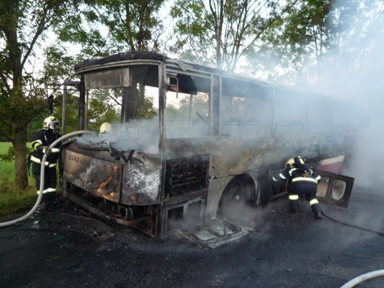 Požár autobusu. Foto: HZS LK