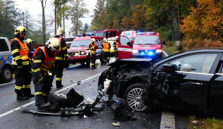 Nehoda dvou aut v Mníšku. Foto: HZS LK