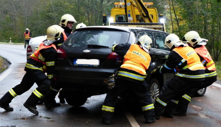 Nehoda dvou aut u Mníšku