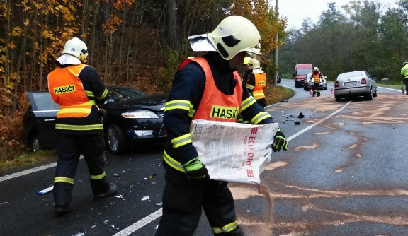 Nehoda dvou aut v Mníšku. Foto: HZS LK