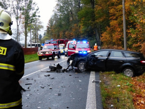 Nehoda dvou aut v Mníšku. Foto: HZS LK