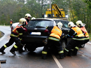 Nehoda dvou aut v Mníšku. Foto: HZS LK