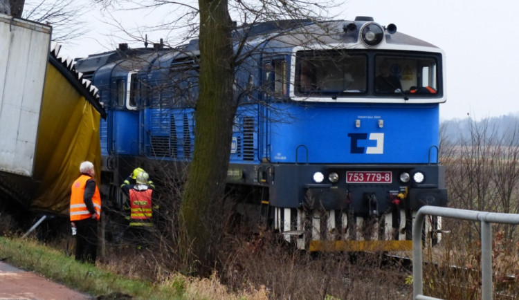 U Turnova se střetl náklaďák s osobákem. Oba řidiči zahynuli