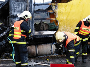 U Turnova se střetl náklaďák s osobákem. Oba řidiči zahynuli