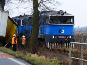 U Turnova se střetl náklaďák s osobákem. Oba řidiči zahynuli