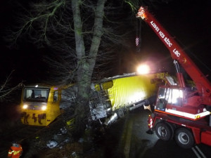 U Turnova se střetl náklaďák s osobákem. Oba řidiči zahynuli