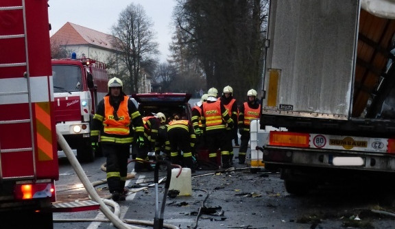 U Turnova se střetl náklaďák s osobákem. Oba řidiči zahynuli