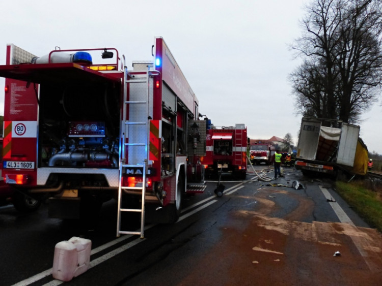 U Turnova se střetl náklaďák s osobákem. Oba řidiči zahynuli