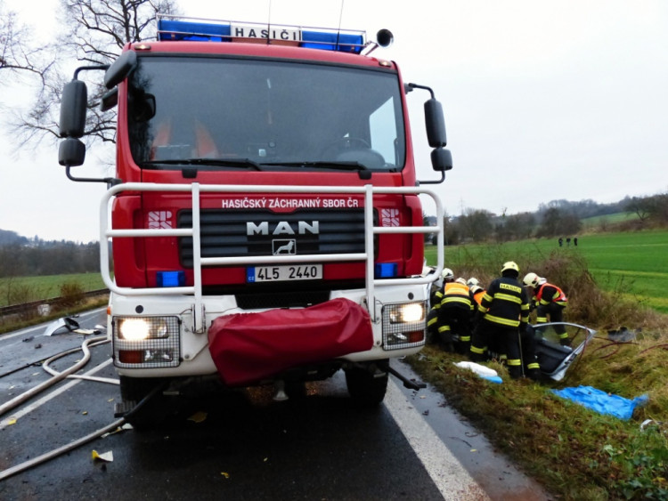 U Turnova se střetl náklaďák s osobákem. Oba řidiči zahynuli