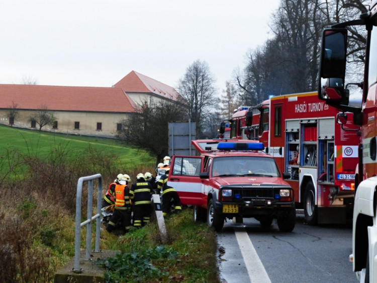 U Turnova se střetl náklaďák s osobákem. Oba řidiči zahynuli
