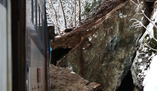 Na Semilsku narazil vlak do kamení, devět zraněných