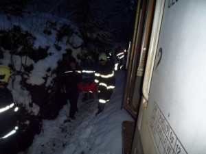 Na Semilsku narazil vlak do kamení, devět zraněných