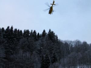 Na Semilsku narazil vlak do kamení, devět zraněných