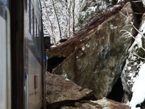 Na Semilsku narazil vlak do kamení, devět zraněných