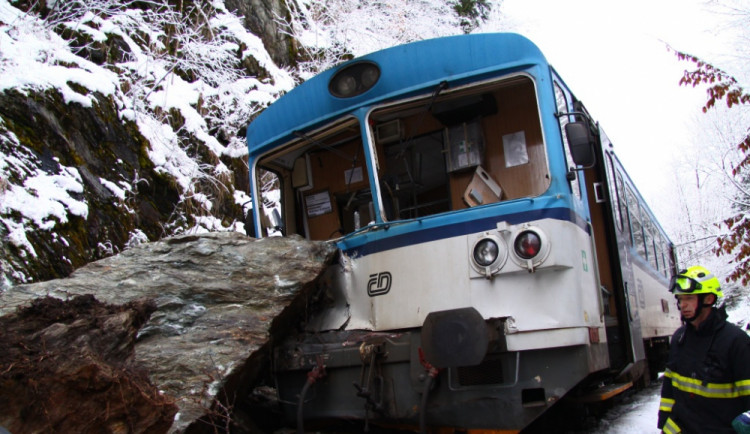 Na Semilsku narazil vlak do kamení, devět zraněných