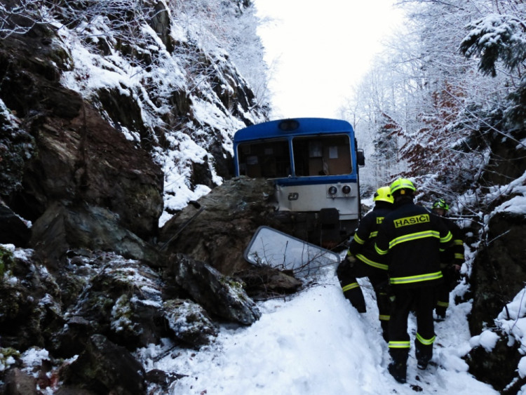 Na Semilsku narazil vlak do kamení, devět zraněných