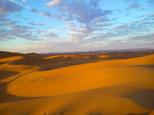 Západ slunce mění barvy písku