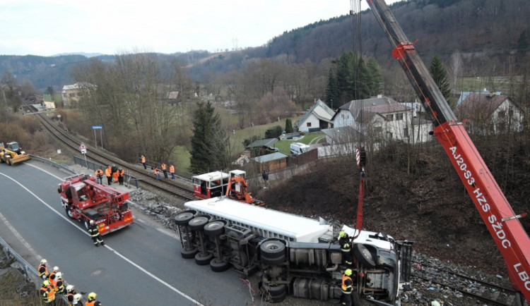 Nehoda kamionu v Dolánkách. Foto: HZS LK