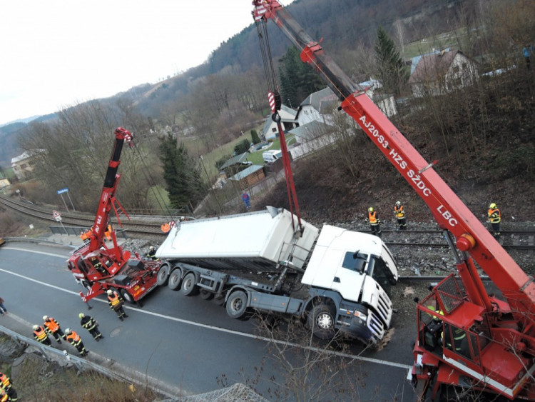Nehoda kamionu v Dolánkách. Foto: HZS LK