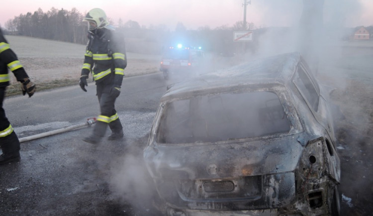 Hořící auto po nárazu do stromu