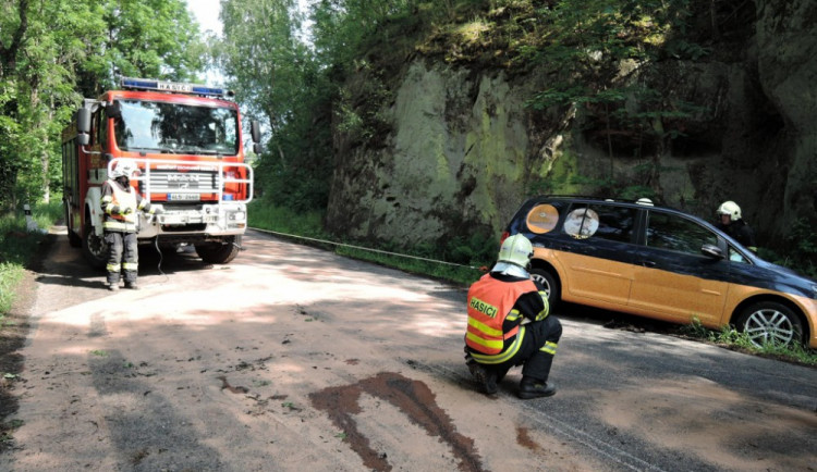 Nehoda na rozlité naftě. Foto: HZS LK