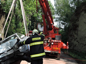 Nehoda na rozlité naftě. Foto: HZS LK