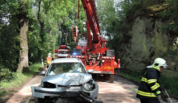 Nehoda na rozlité naftě. Foto: HZS LK