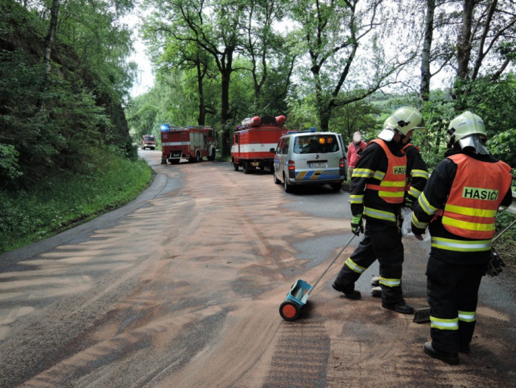 Nehoda na rozlité naftě. Foto: HZS LK