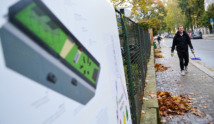 Studenti probouzejí park v Komenského ulici k životu