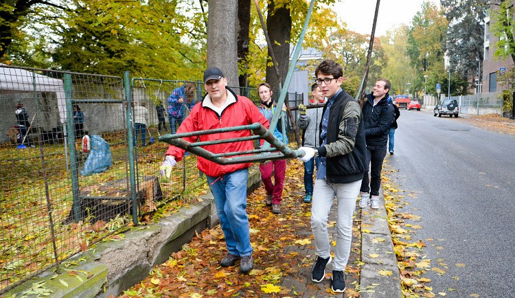 Studenti probouzejí park v Komenského ulici k životu
