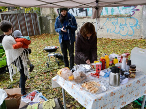 Studenti probouzejí park v Komenského ulici k životu
