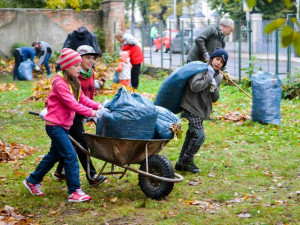 Studenti probouzejí park v Komenského ulici k životu