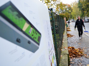 Studenti probouzejí park v Komenského ulici k životu