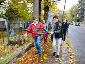 Studenti probouzejí park v Komenského ulici k životu
