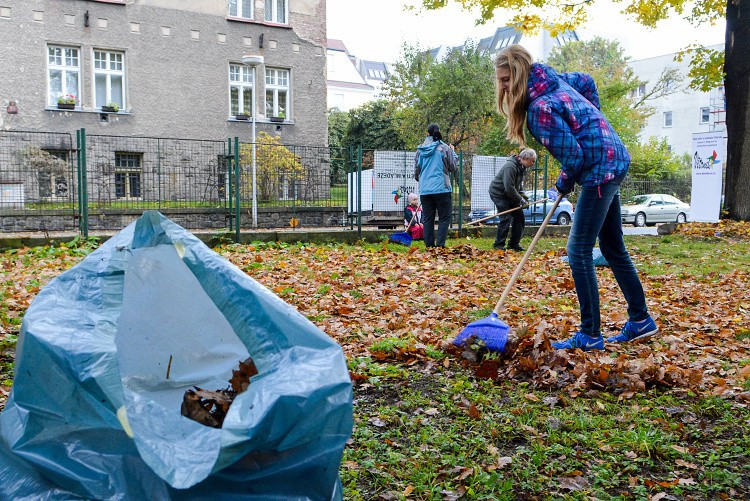Studenti probouzejí park v Komenského ulici k životu