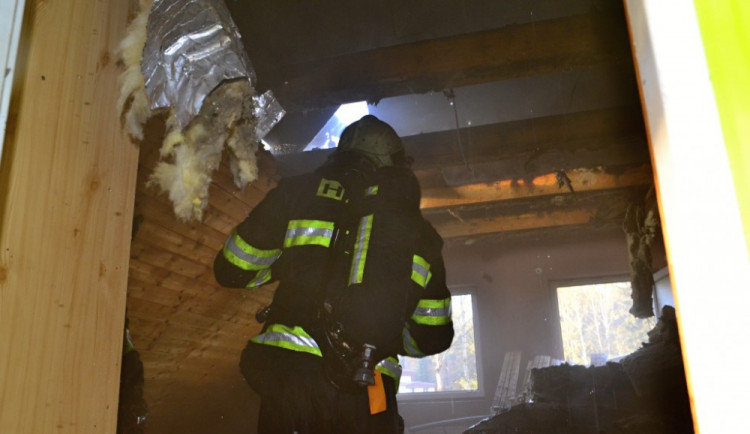Pět jednotek hasičů bojovalo s požárem domu na Starém Harcově