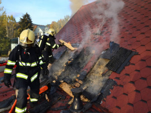 Pět jednotek hasičů bojovalo s požárem domu na Starém Harcově