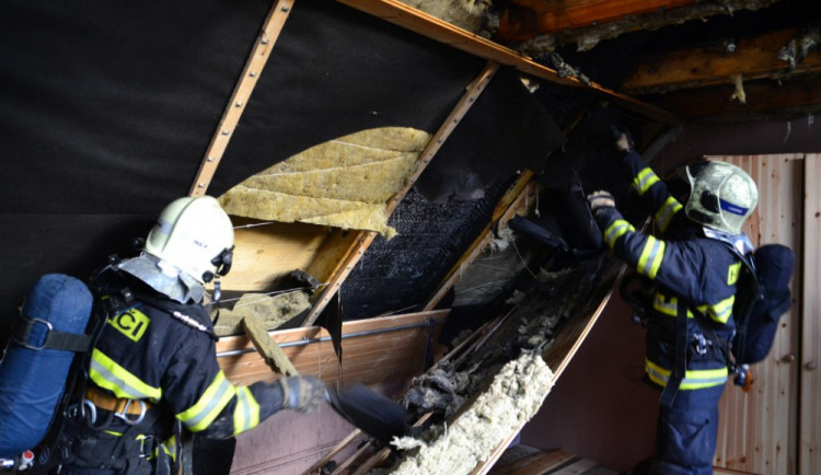 Pět jednotek hasičů bojovalo s požárem domu na Starém Harcově