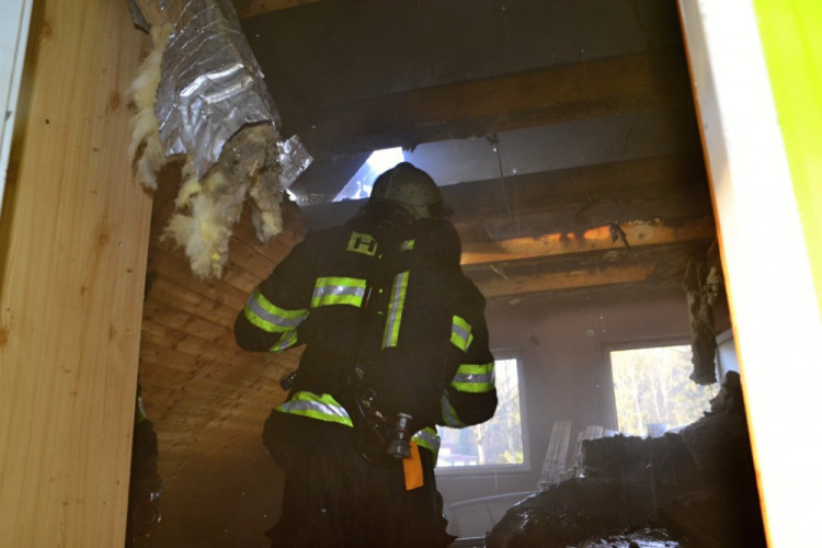 Pět jednotek hasičů bojovalo s požárem domu na Starém Harcově