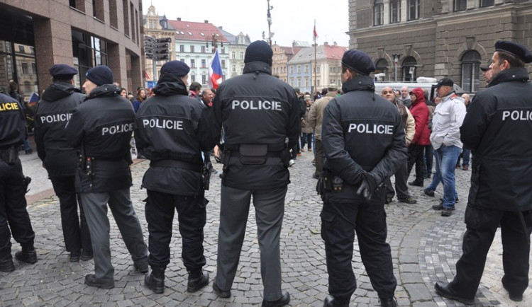 Demonstrace "Za naši kulturu a bezpečnou zem" před libereckou radnicí