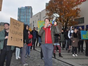 Demonstrace "Za naši kulturu a bezpečnou zem" před libereckou radnicí