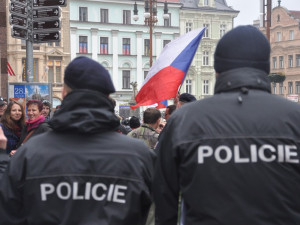 Demonstrace "Za naši kulturu a bezpečnou zem" před libereckou radnicí