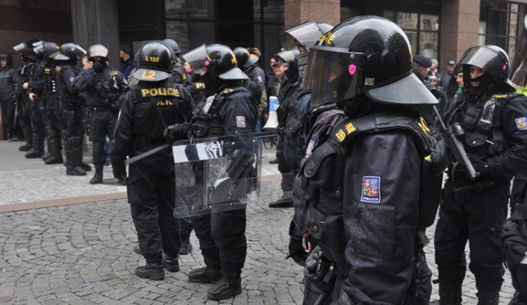Demonstrace "Za naši kulturu a bezpečnou zem" před libereckou radnicí